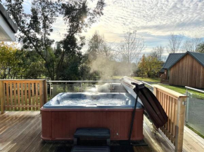 Sparrowhawk Cottage with Hot Tub